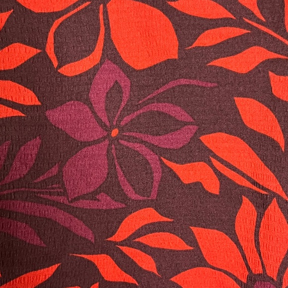 🆕. Liz Claiborne Red and Burgundy Floral Blouse. S run larger - Picture 4 of 6